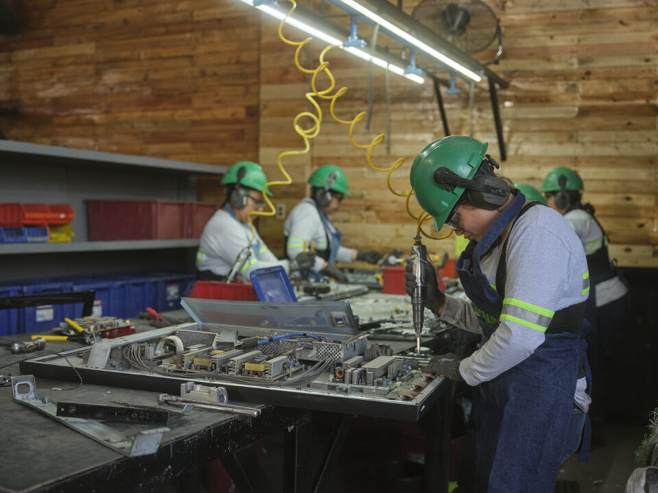 Lo que esconden los equipos electrónicos - Scrapex